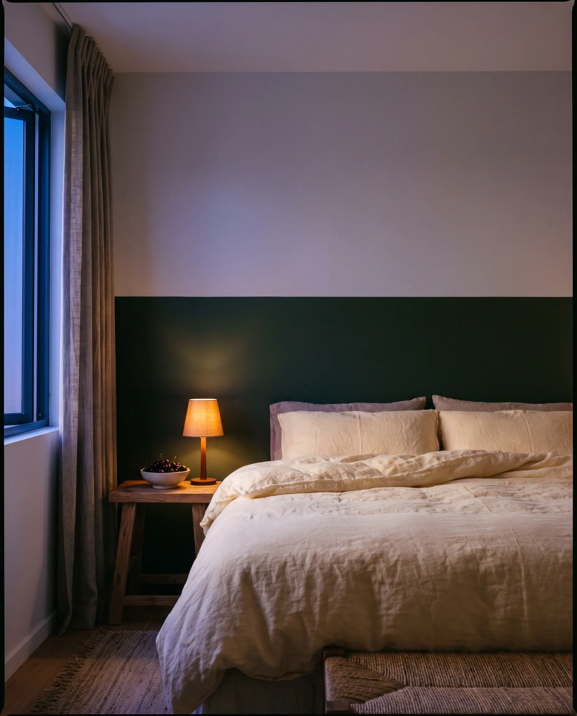 Ruhiges Schlafzimmer mit warmem Licht und Kirschen als Symbol für den Schlaf-Wach-Rhythmus